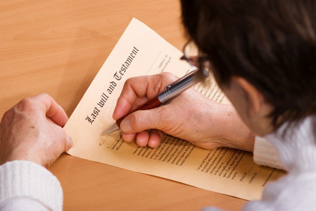 Man signing a last will and testament